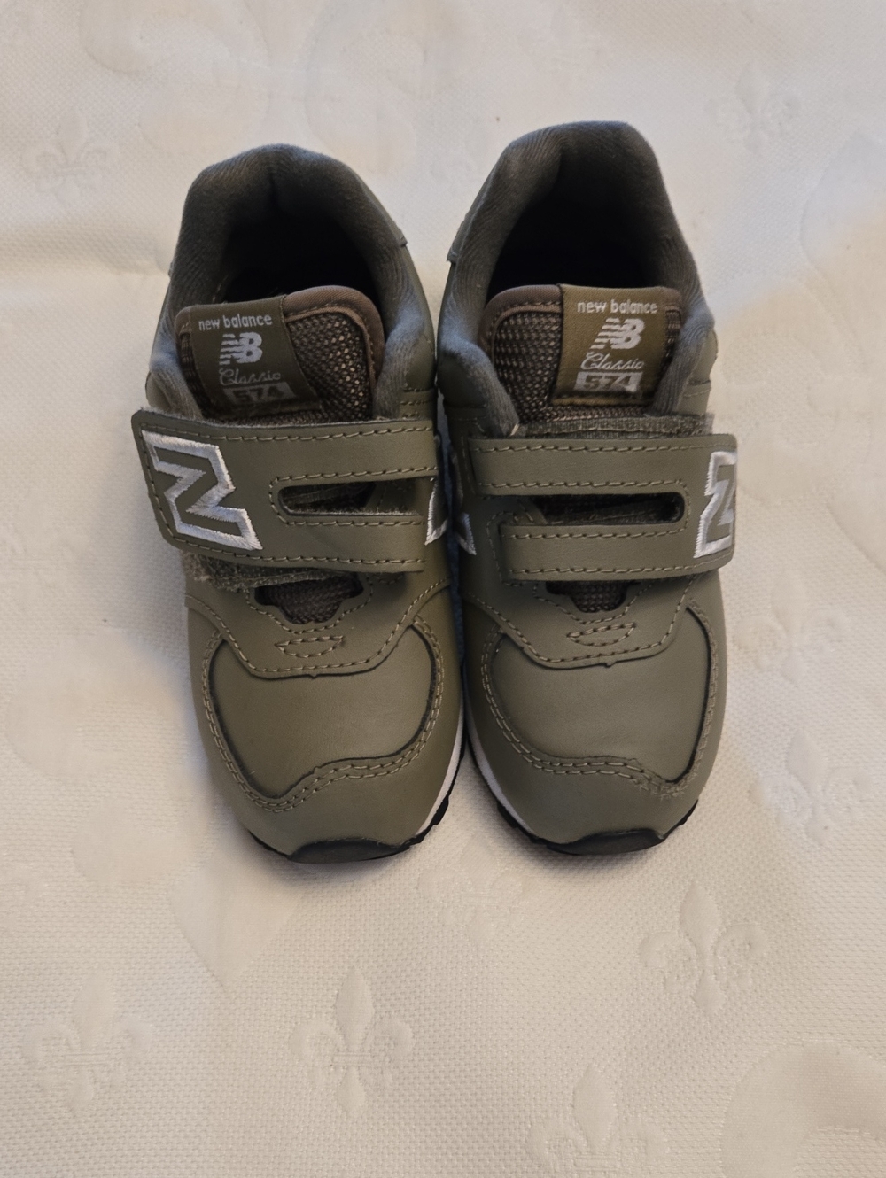 New Balance Kids Velcro Sneakers in Olive Green